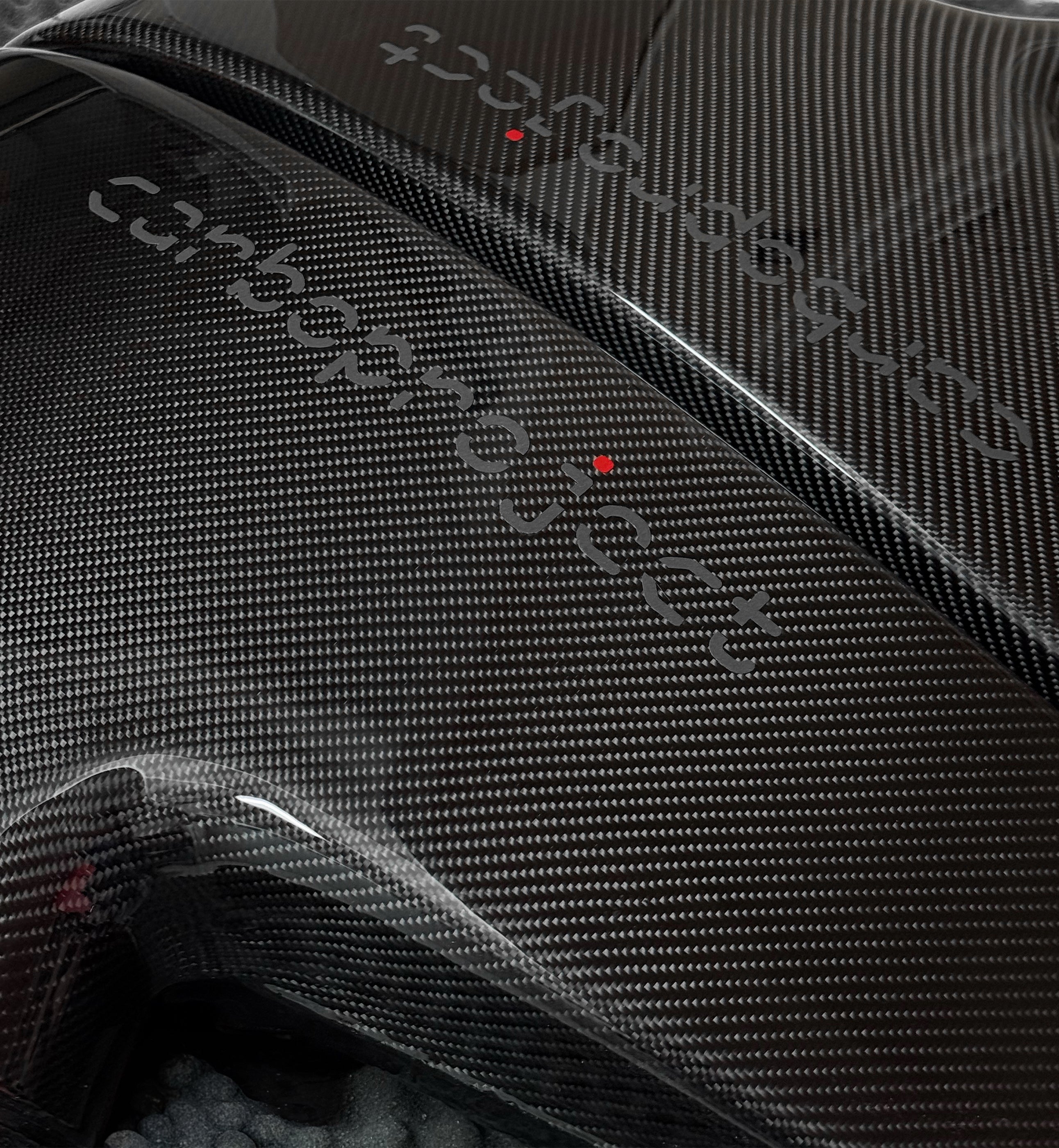 Detailansicht der ultraleichten Prepreg-Carbon-Struktur einer BMW M5 E60 Airbox von Carboproject – hitzebeständig und extrem stabil.