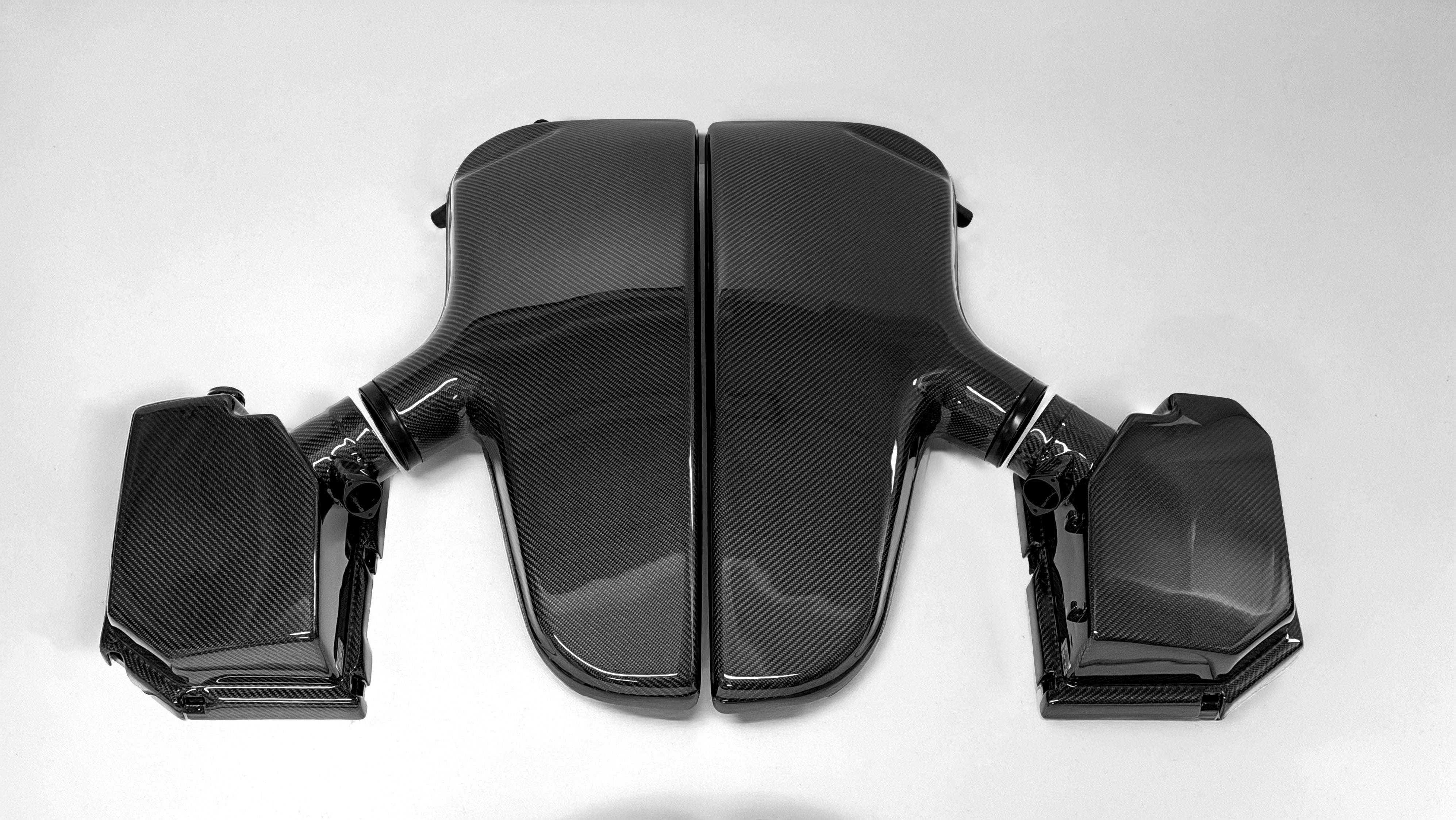 Vorderansicht der BMW E60 M5 E63 M6 Prepreg Carbon Airbox und Luftfilterkästen von Carboproject – glänzendes Finish.