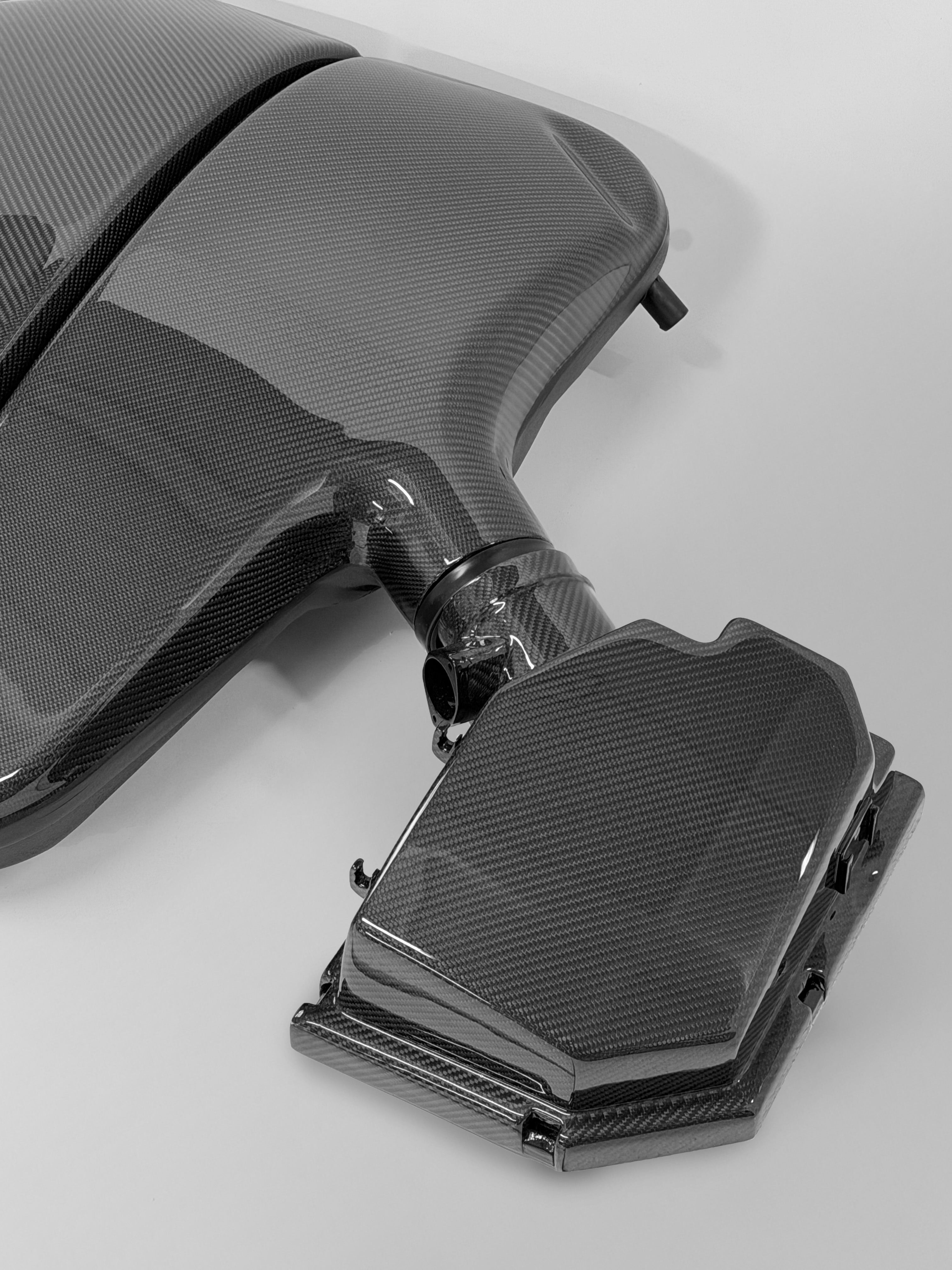 Nahaufnahme der hochwertigen Prepreg-Carbon-Struktur der Carboproject Airbox für BMW M5 und M6 – ultraleicht und extrem hitzebeständig.