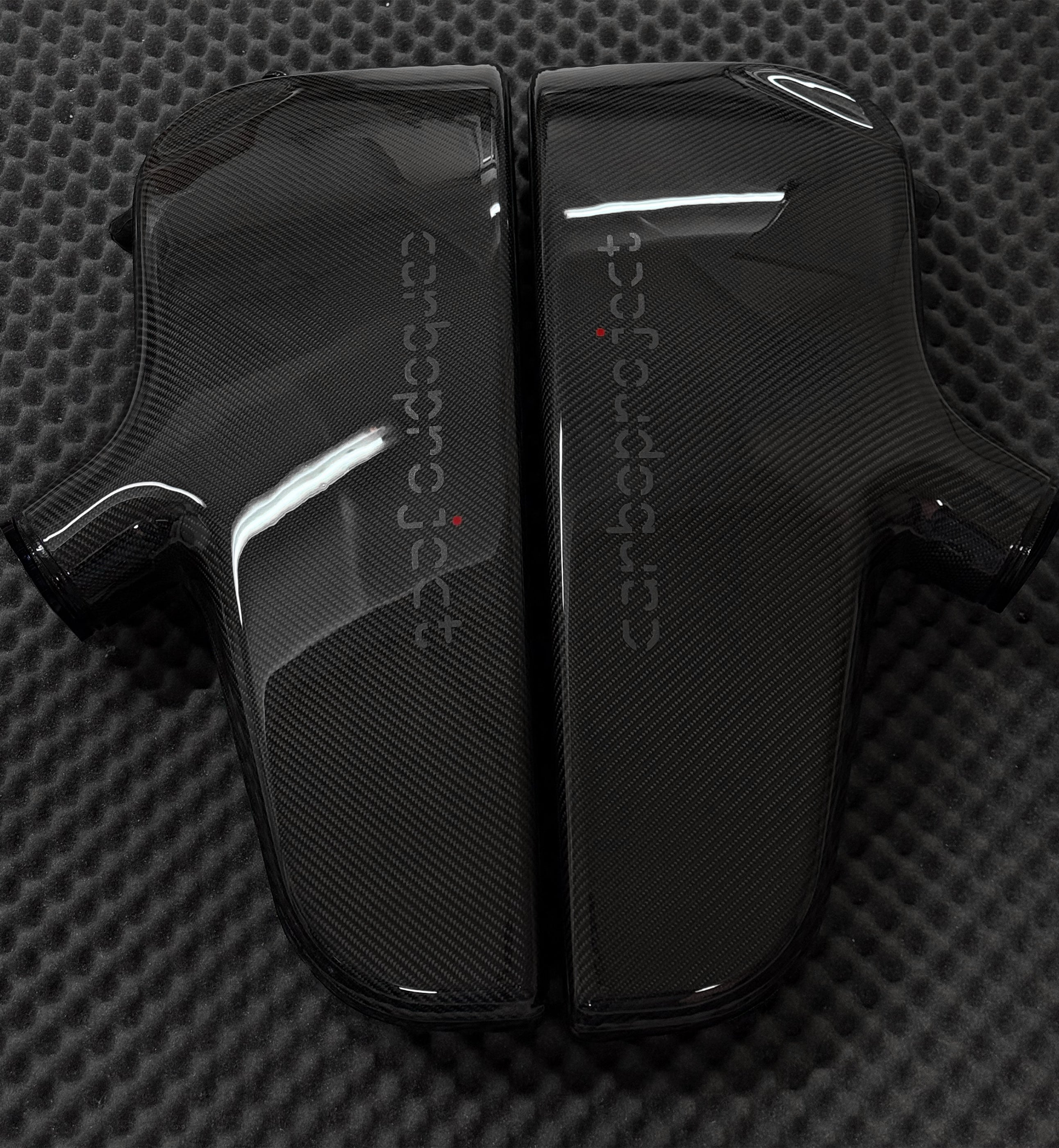Carboproject Prepreg Carbon Airbox für BMW E60 M5 und E63 M6 – High-End Sammlergehäuse für den S85 V10 Motor mit perfektem Kohlefaser-Finish.