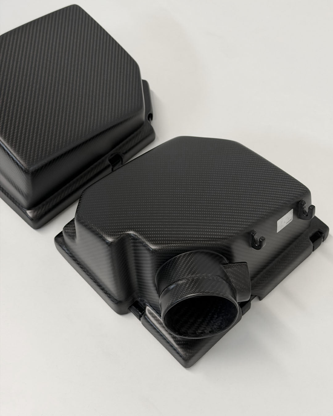 Set aus zwei Carboproject Prepreg Carbon Luftfiltergehäusen für den BMW S85 V10 Motor (E60 M5 / E63 M6).