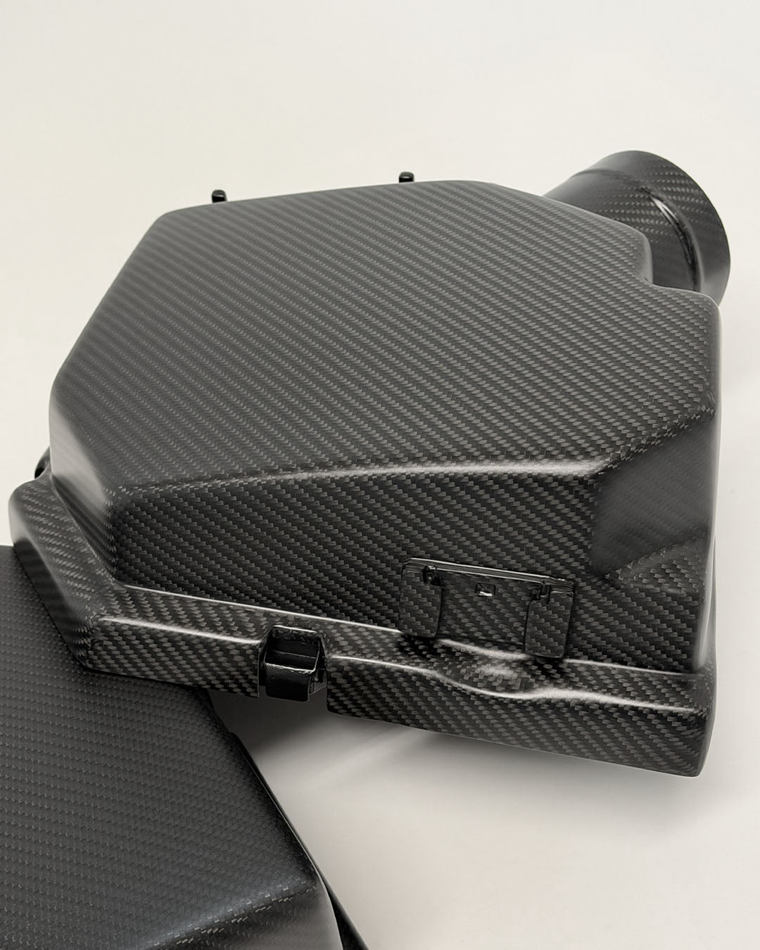 Detailaufnahme der Prepreg-Carbon-Struktur eines BMW E60 M5 Luftfilterkastens von Carboproject