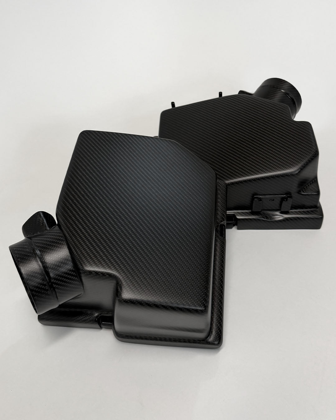 Set aus zwei Carboproject Prepreg Carbon Luftfiltergehäusen für den BMW S85 V10 Motor (E60 M5 / E63 M6).