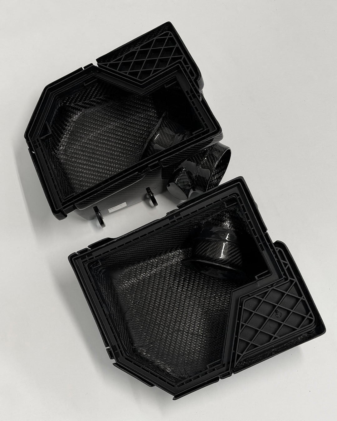 Rückansicht der BMW M5 M6 Carbon Luftfilterkästen von Carboproject mit Fokus auf OEM-Passgenauigkeit und Anschlüsse.