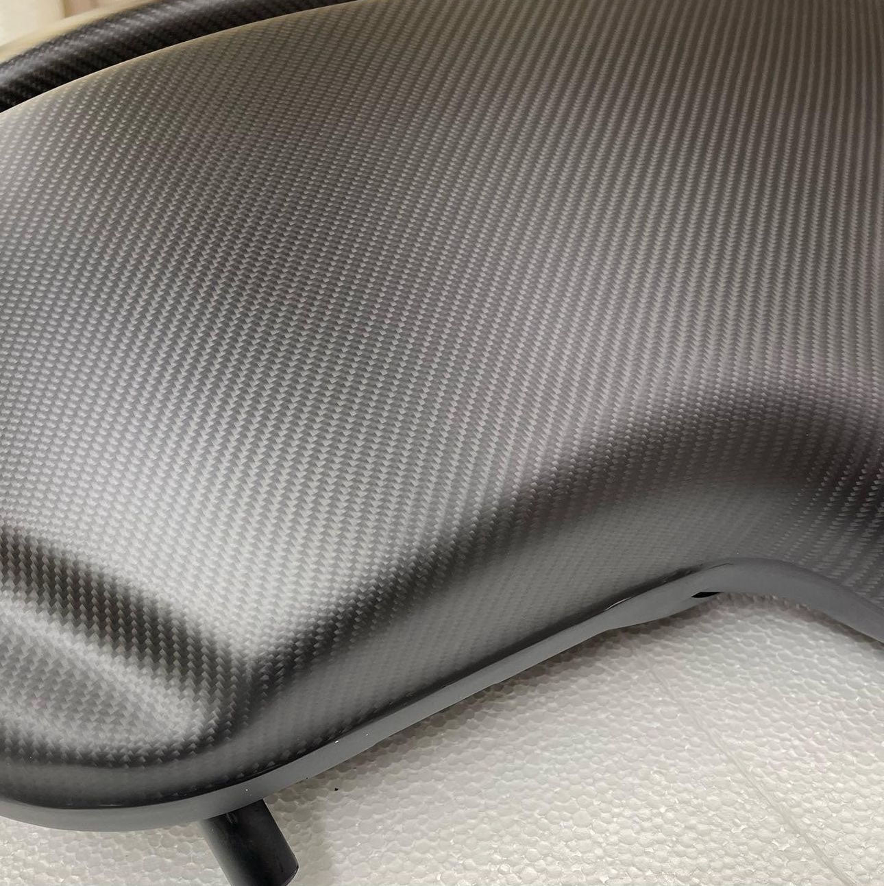 Detailansicht der ultraleichten Prepreg-Carbon-Struktur einer BMW M5 E60 Airbox von Carboproject – hitzebeständig und extrem stabil.