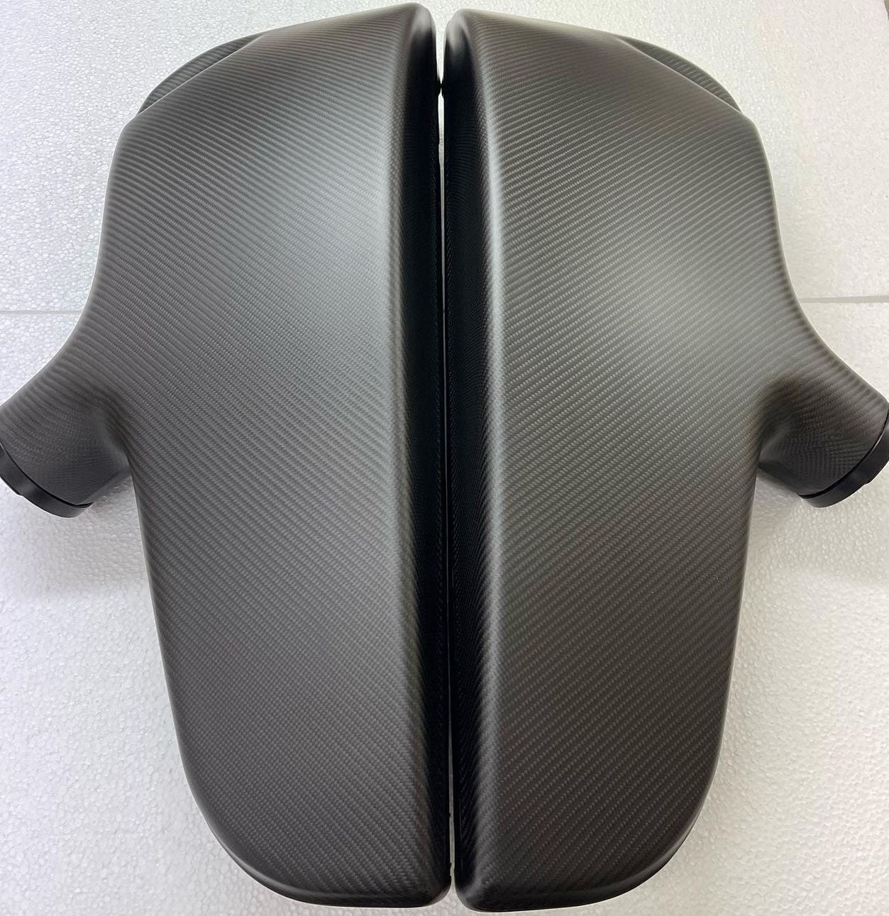 Carboproject Prepreg Carbon Airbox für BMW E60 M5 und E63 M6 – High-End Sammlergehäuse für den S85 V10 Motor mit perfektem Kohlefaser-Finish.
