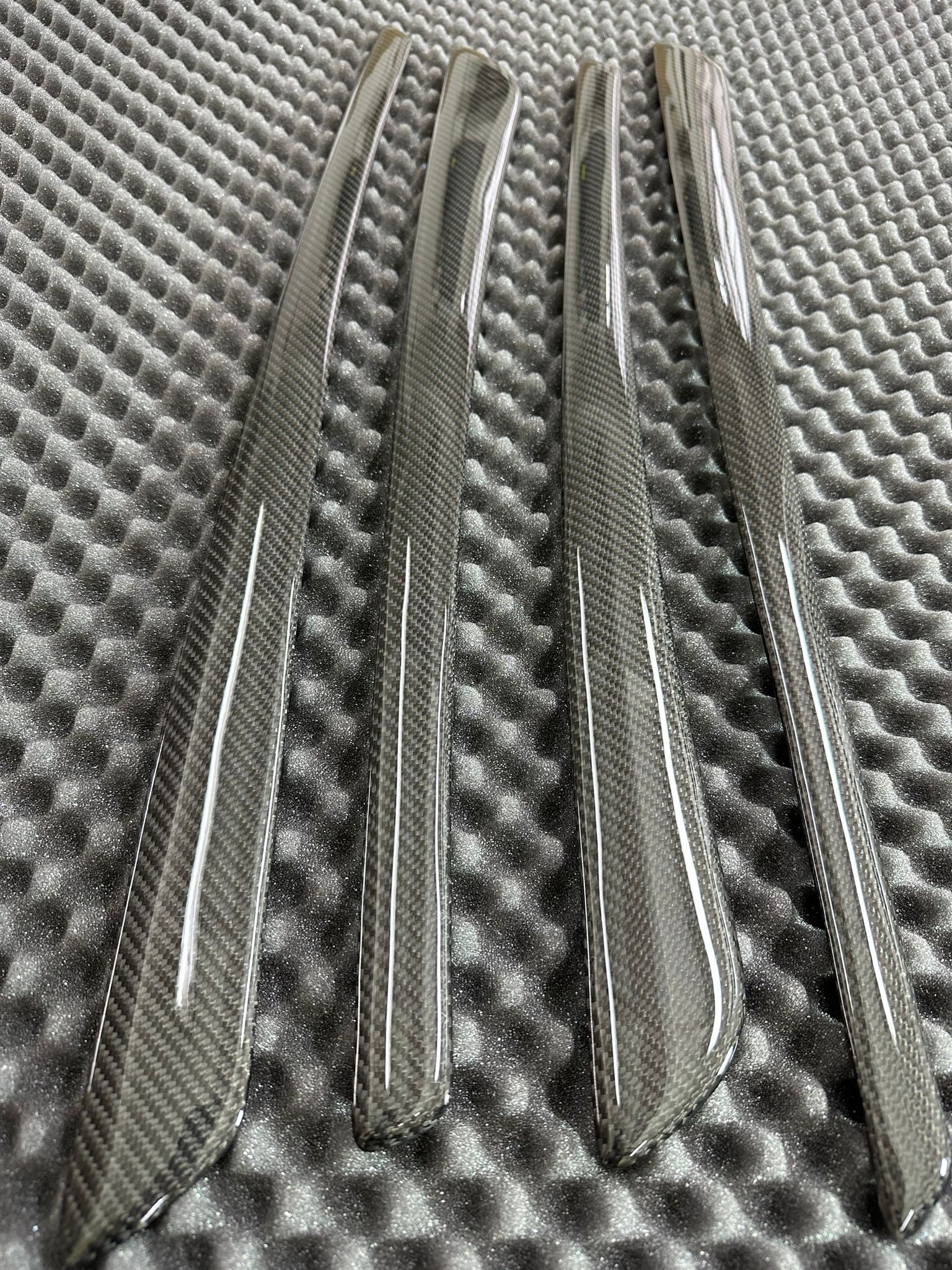 4-teiliges Echtcarbon Interieur-Set von Carboproject für BMW E90 E92 E93 M3 – Ansicht aller Komponenten.
