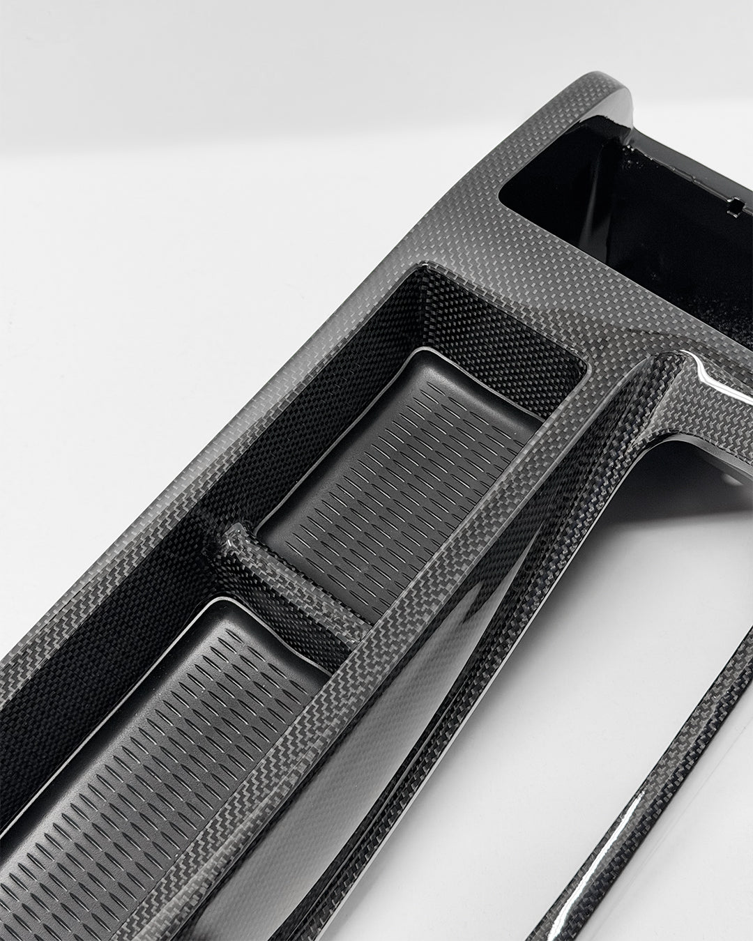 Detailaufnahme der Carbon Struktur der BMW E46 Mittelkonsole in Glanzfinish