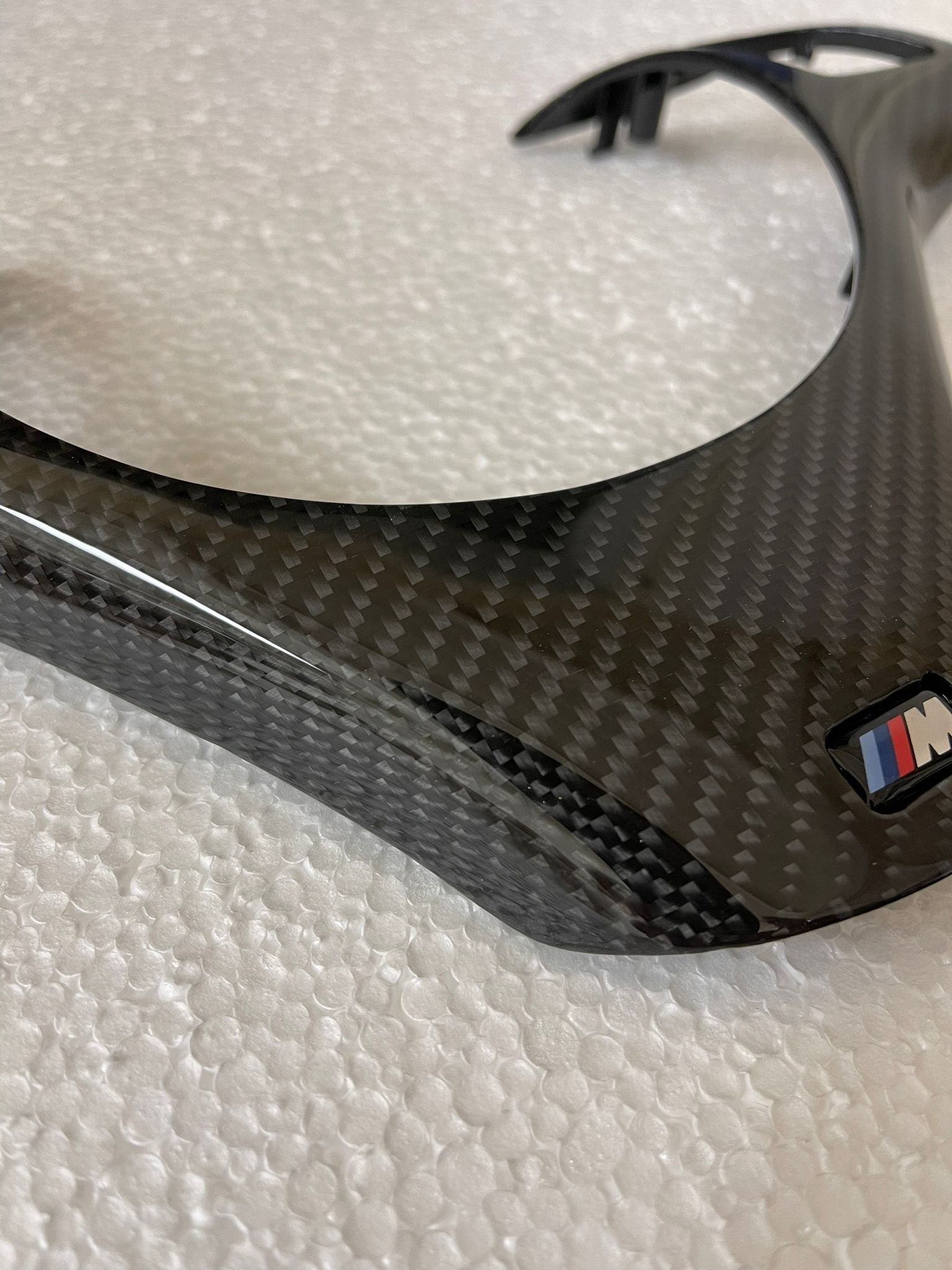 Carbon steering wheel clip for the BMW E90 / 91/92
